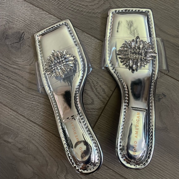 Great pair of kitten heels that you can pair with jeans, skirt or a dress. - Picture 1 of 3